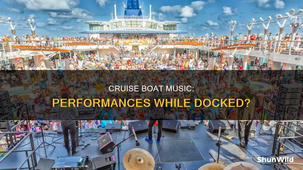 do musicians perform while cruise boat is docked