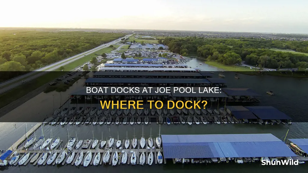 does joe pool lake have boat docks