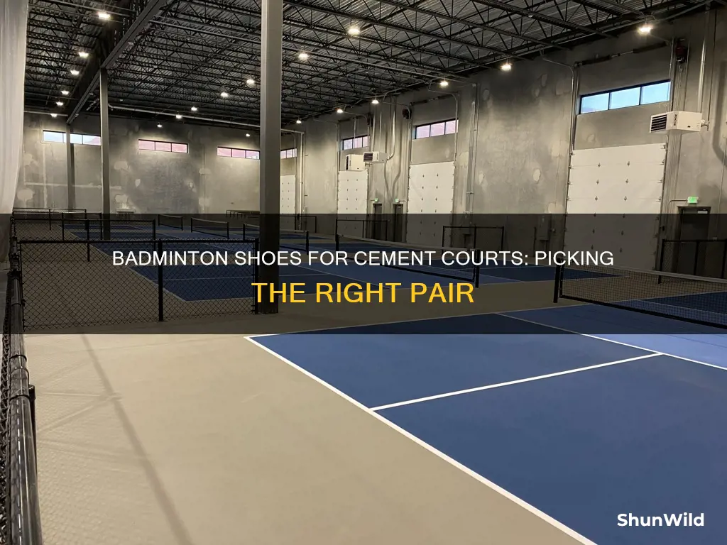 how to choose badminton shoes for cement court