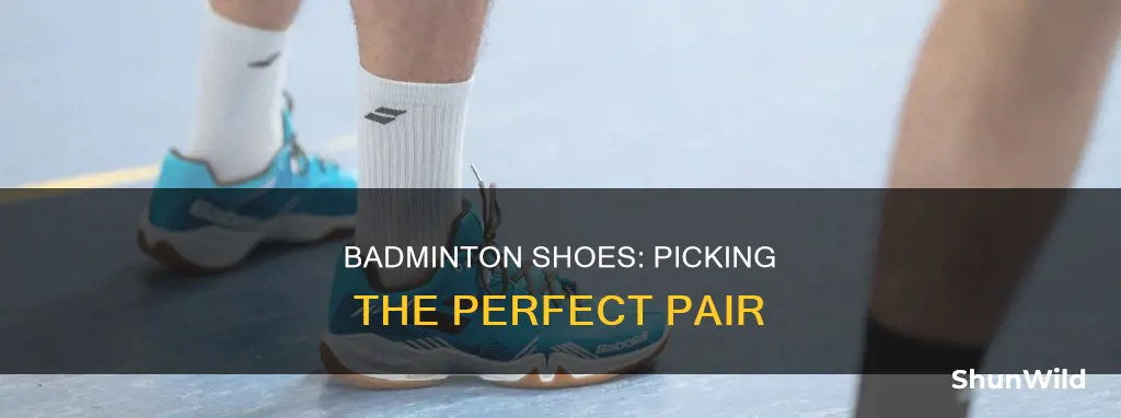 how to select badminton shoes