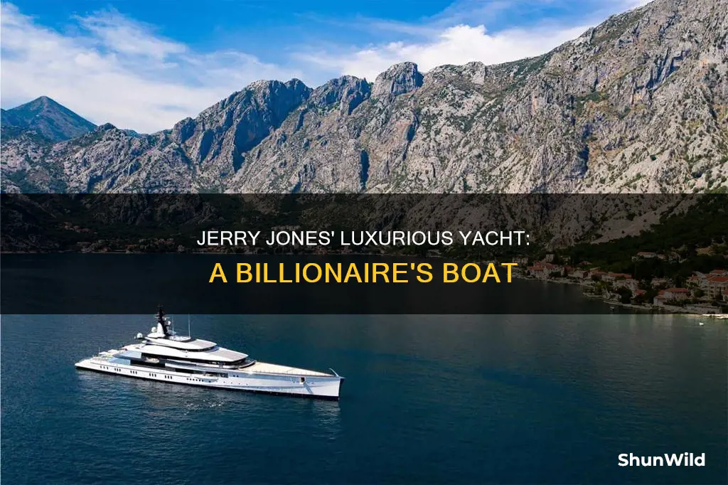 what kind of boat does jerry jones have